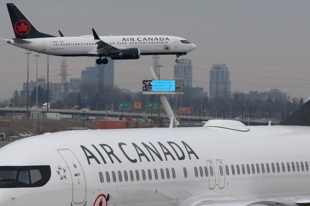 加拿大航空驚傳疏失，將乘客遺留在關閉的機艙之內。（湯森路透）