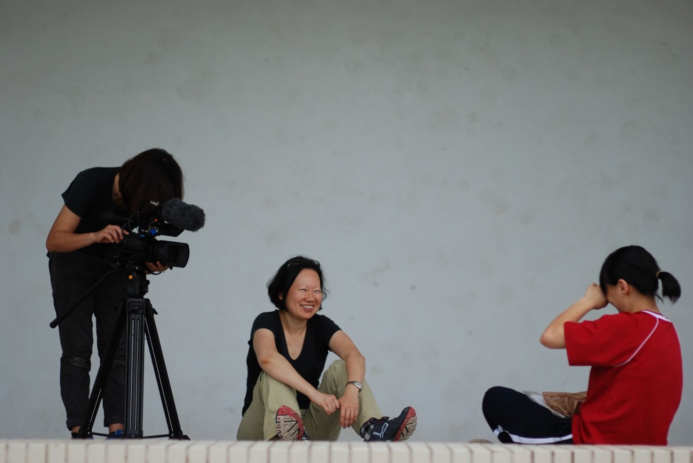 工作照，《未來無恙》導演賀照緹（右）和紀錄片主角J。攝影：江敬芳。