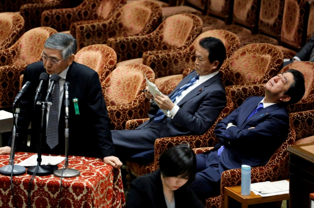 日本首相安倍晉三（右）與副手麻生（圖中央）即將面對7月中旬參院改選。（湯森路透）