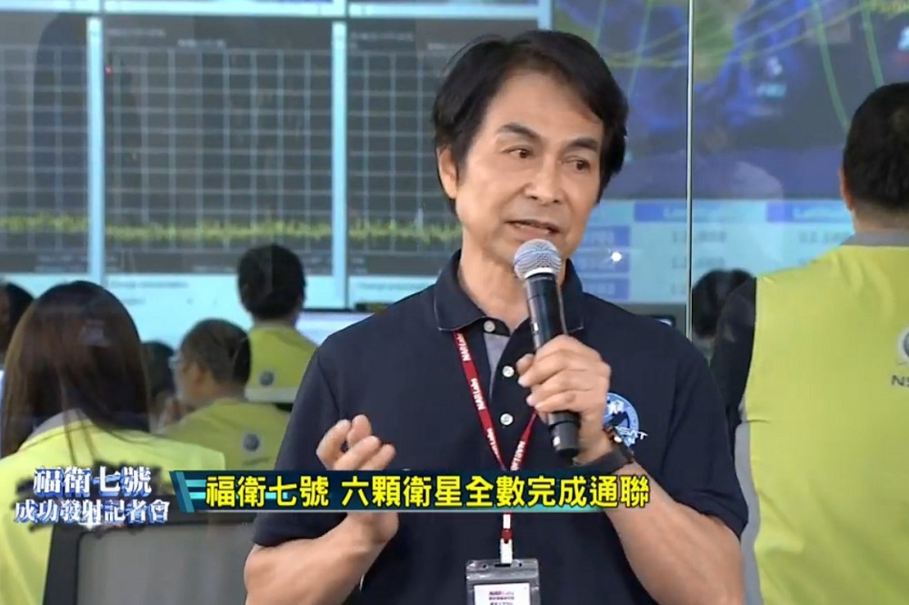 新竹太空中心主任林俊良指出，要在地面有限的資源下同時控制這6顆衛星，這是非常不容易的。（取自國家太空中心臉書）