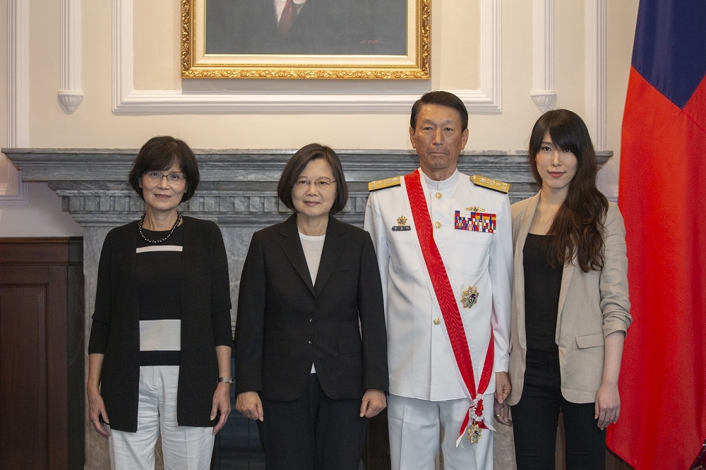 屆退的國防部參謀總長李喜明（右2）榮獲「一等雲麾勳章」，由蔡英文總統（左2）26日親自頒授。（總統府提供）