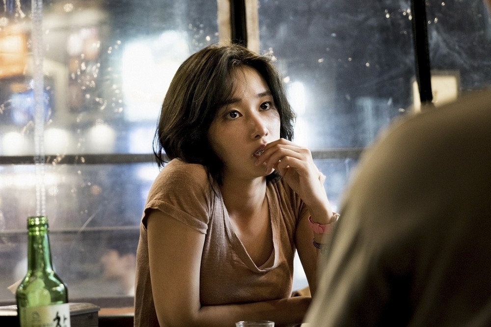 《燃燒烈愛》讓人對韓國演藝界層出不窮的虐待女性、剝削女性狀況產生聯想。（《燃燒烈愛》劇照）