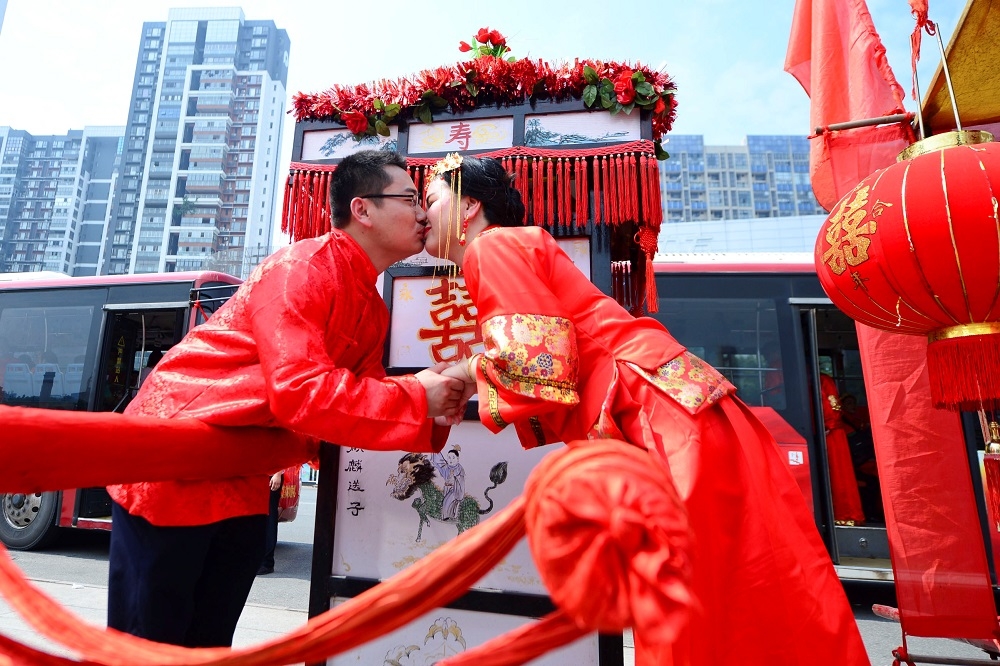 目前中國民法規定，男性最低結婚年齡為22歲、女性則為20歲。（湯森路透）