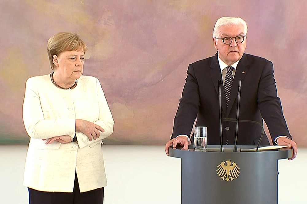 德國總理梅克爾27日在總統史坦麥爾發表演說時，身體再次不由自主地抽動。（湯森路透）