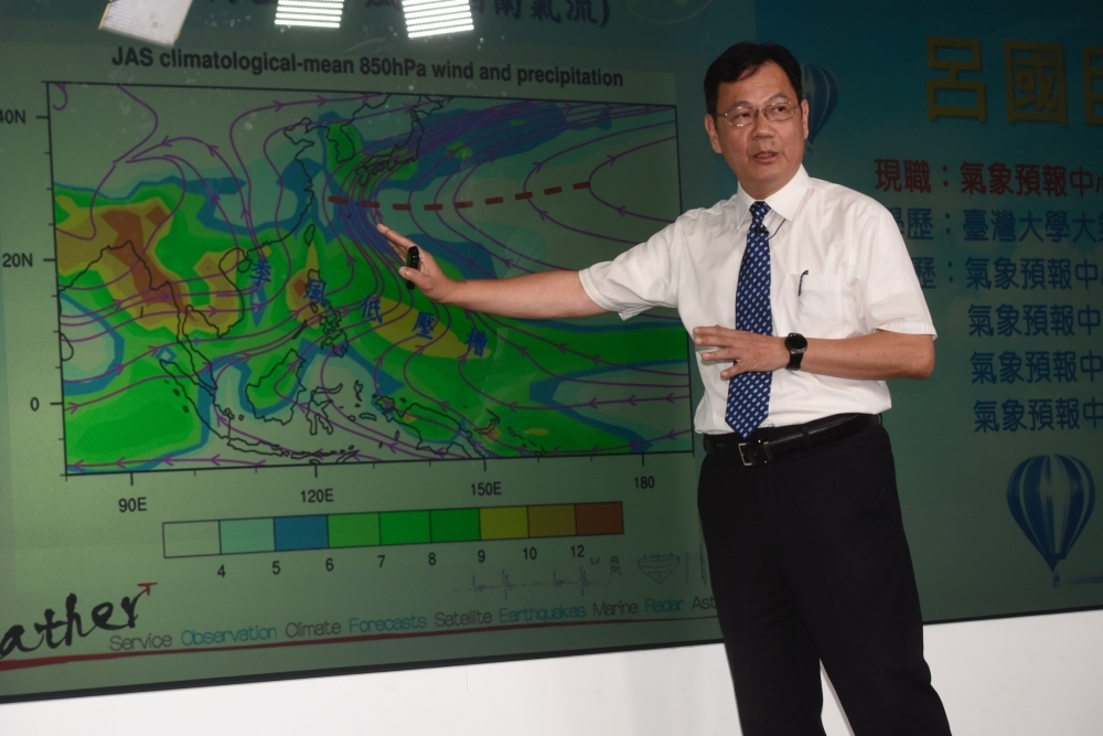 氣象局28日的颱風展望記者會公布今年的氣候狀況與颱風數量預估，圖為呂國臣主任。（氣象局提供）