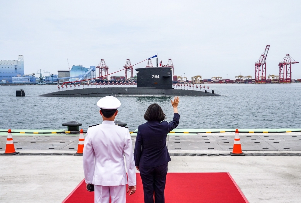 海軍劍龍級潛艦戰鬥系統性能提升案經2年談判後，終於在6月間由中科院與美商洛克希德馬丁公司簽訂合約正式啟動。（海軍提供）