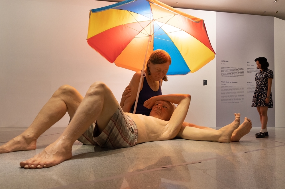 澳洲新銳藝術家榮穆克的作品《傘下的夫婦》（時藝多媒體提供）