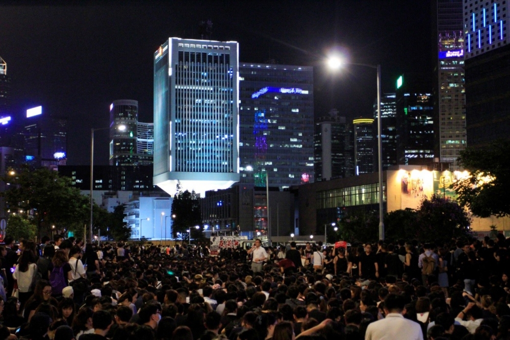 大阪G20前一夜，數以萬計的香港市民在愛丁堡廣場集會。圖片中間的大樓為中國人民解放軍駐香港部隊大廈。（攝影：黃樂祈）