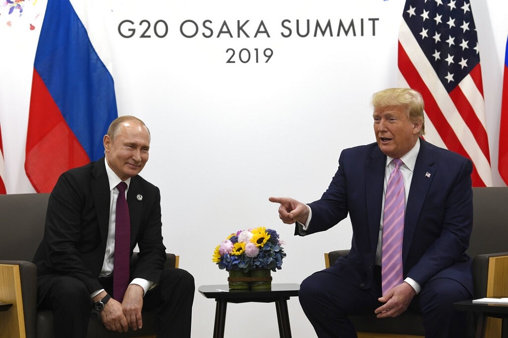美國總統川普與俄羅斯總統普京在日本大阪G20峰會舉行雙邊會晤。（美聯社）