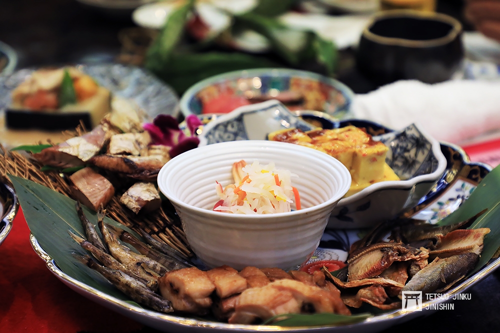 高知宴會文化當中的主角「皿鉢料理」，就是用大盤子放上各式料理，然後再「分享」給大家。（攝影：陳威臣）