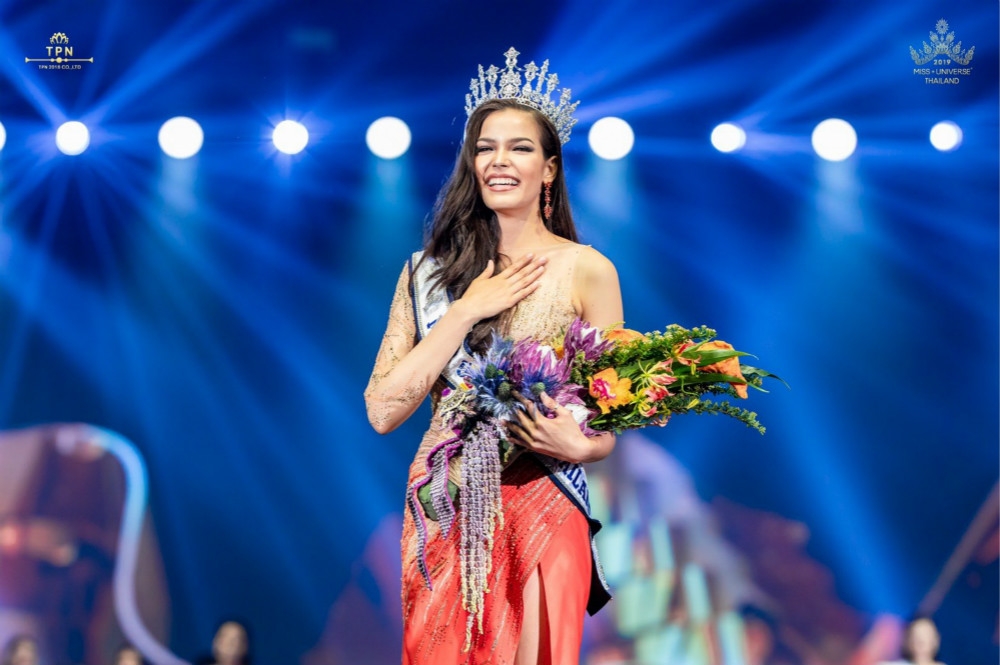 加拿大與泰國混血、25歲模特Paweensuda奪下2019泰國環球小姐后冠。（圖片取自Miss Universe Thailand 2019臉書）