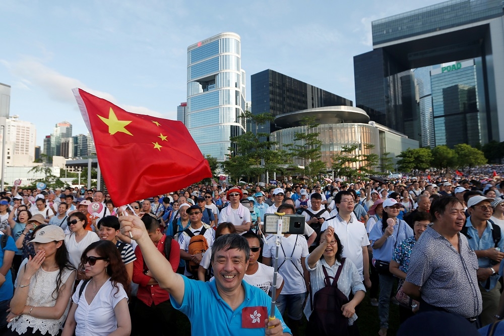 香港撐警集會民眾6月30日參與集會，支持警察。（湯森路透）