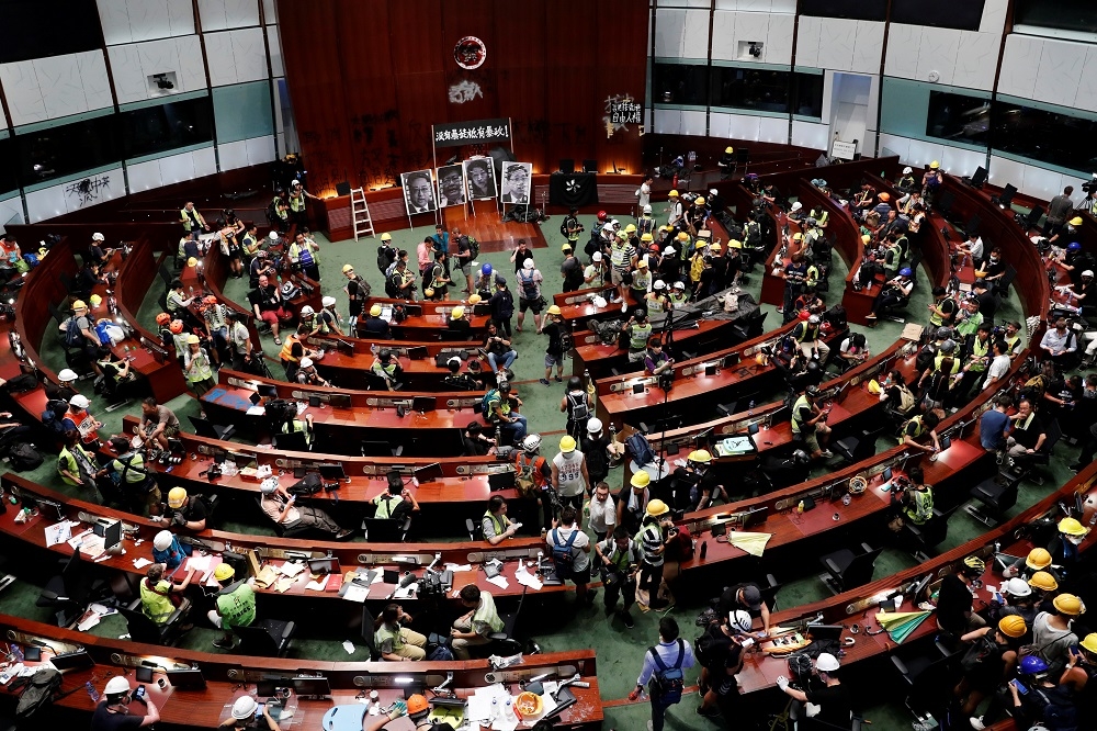 香港反送中示威民眾1日晚間衝入立法會會場，遭到港警暴力驅離。（湯森路透）