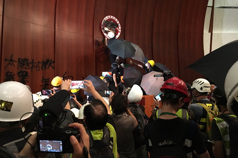 香港反送中遊行運動行動升級，示威者1日占領立法會。（攝影：麥浩禮）