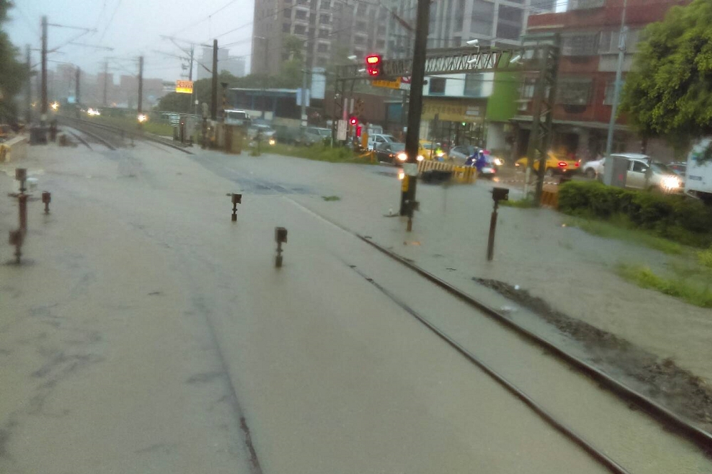 2日台灣北部受雨勢增強影響，桃園往鶯歌的列車因水淹軌面雙線暫時不通，退回車站。（台鐵提供）