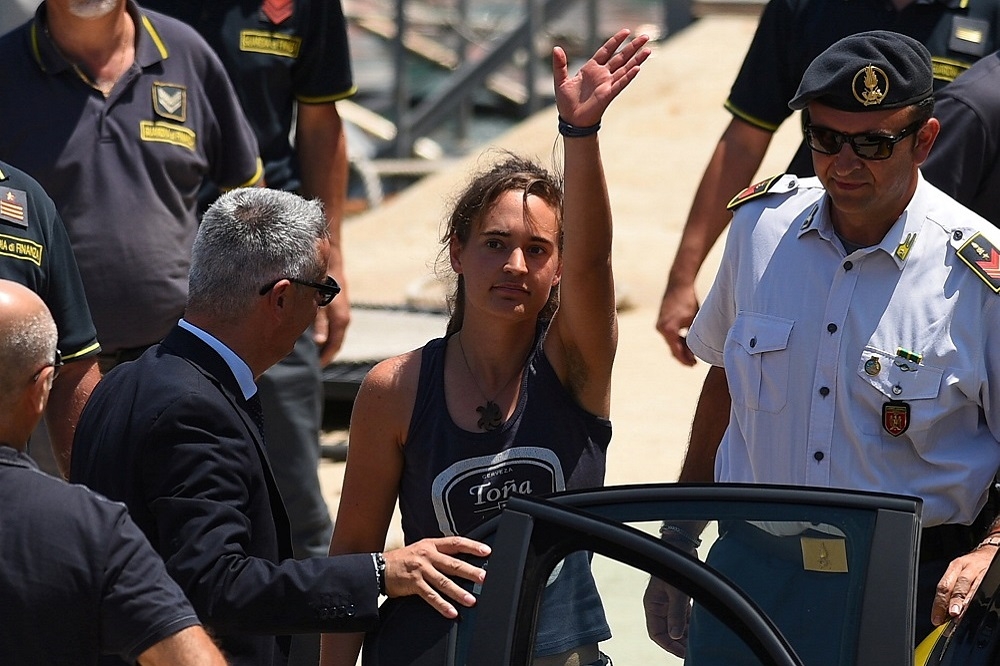 德籍女船長拉奎特（Carola Rackete）為救援難民強行停靠義大利港口，於6月29日遭義國警方逮捕。（湯森路透）