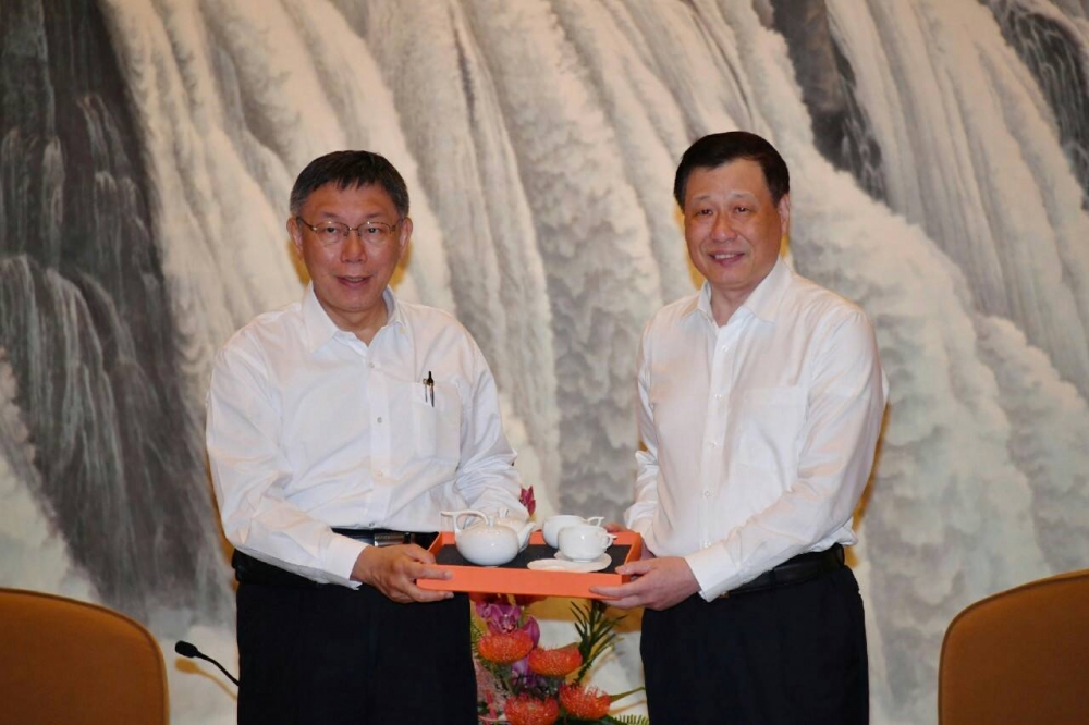 今年雙城論壇邁入第10年，台北市長柯文哲回贈上海市長應勇「一心一意」瓷器，希望雙方能長久交流下去。（北市府提供）