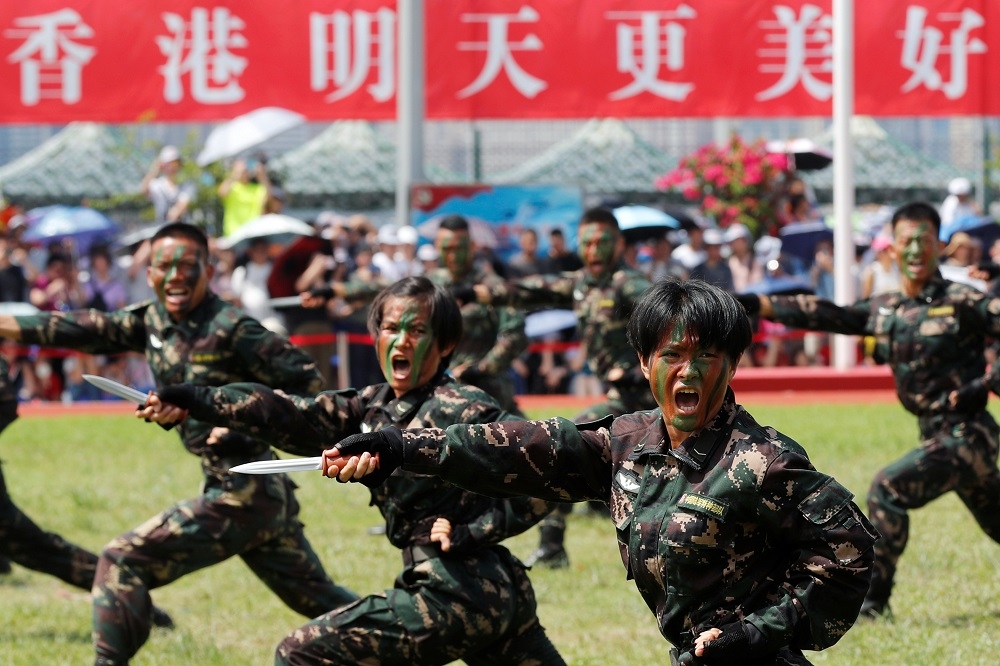 中國駐港部隊日前在香港附近舉行海空聯合演習，時間點敏感引起關注。（湯森路透）