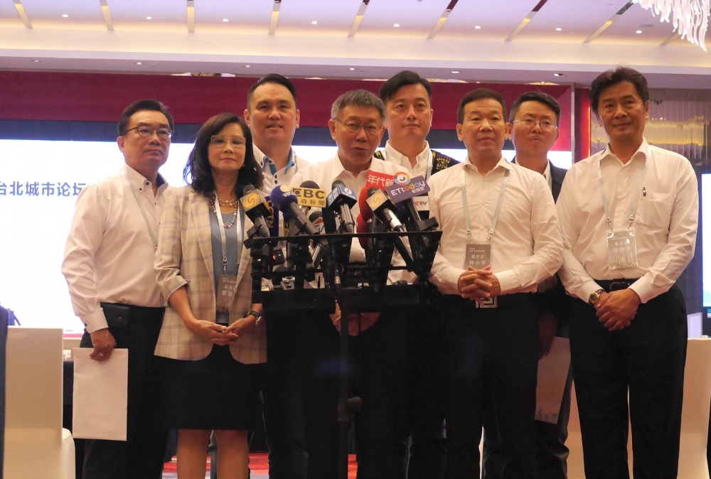 台北市長柯文哲4日在上海出席雙城論壇，致詞時表示「要尊重過去已簽訂的協議和互動的歷史」，遭猜測是否暗指尊重「九二共識」。（攝影：陳燕珩）