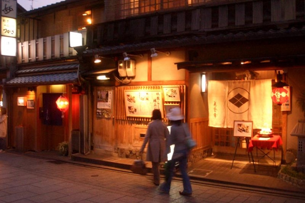 京都街景（2004 © Nicholas Cole , Kyoto @ Flickr, CC BY-SA 2.0.）