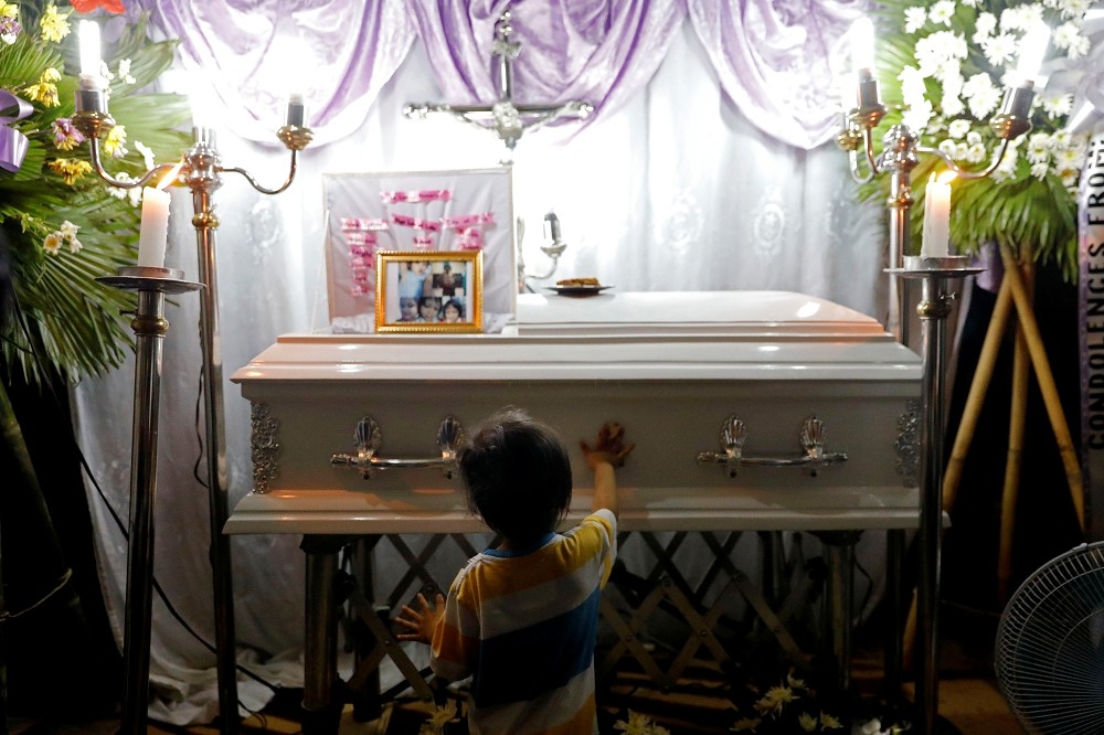 5日菲律賓菲律賓黎剎省自治市羅德里格斯，米卡的兄弟在她的棺材旁。（湯森路透）