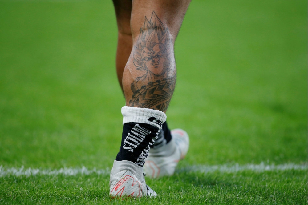 一名橄欖球隊員在小腿內側，刺上日本知名漫畫「七龍珠」的角色。（湯森路透）
