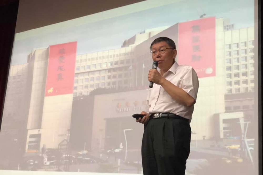 台北市長柯文哲7日上午受邀至成功大學EMBA發表「從醫生到市長之路」演講，在演講前，被詢問「中共代理人」修法一事。（圖取自「柯粉俱樂部」臉書）