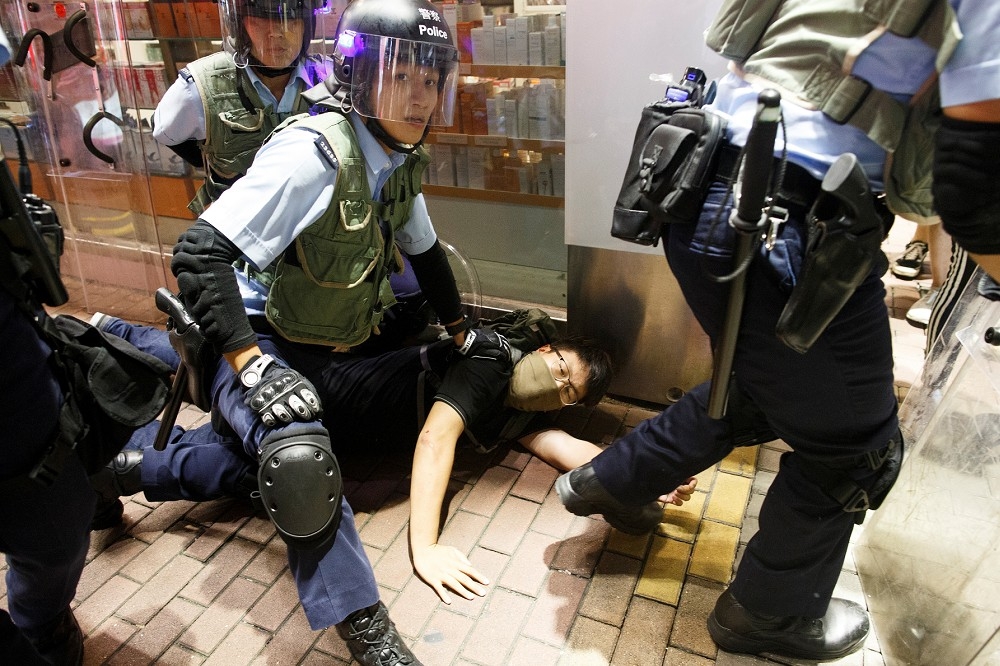 香港警察近年早已習慣執法不公，表現業餘，兼夾一大堆低學歷高暴力傾向人棍屢屢前線肆虐。（湯森路透）