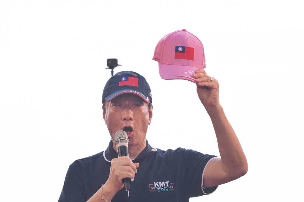郭台銘7日在「反鐵籠公投凱道大會師」上拿出繡有蔡英文名字的特製粉色國旗帽，表示要給蔡英文在出訪時戴。（攝影：張家銘）