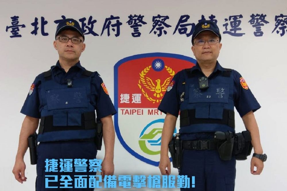柯文哲8日宣布，台北捷運警察已全面配戴電擊槍執勤。（圖片取自柯文哲臉書）