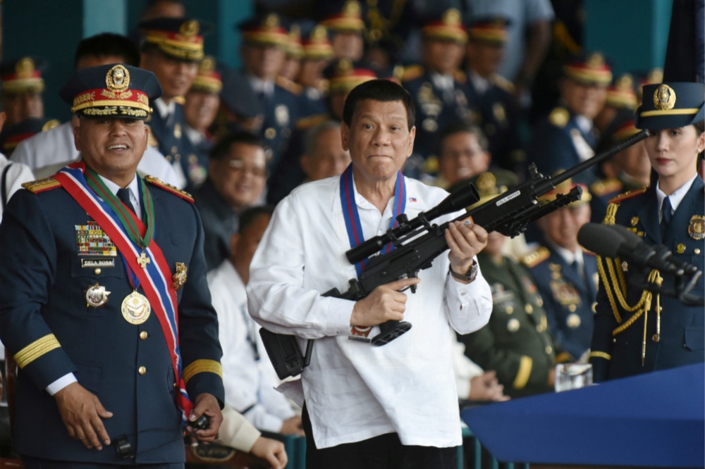 菲律賓總統杜特蒂（中央）出席國家警察贈槍典禮。（湯森路透）