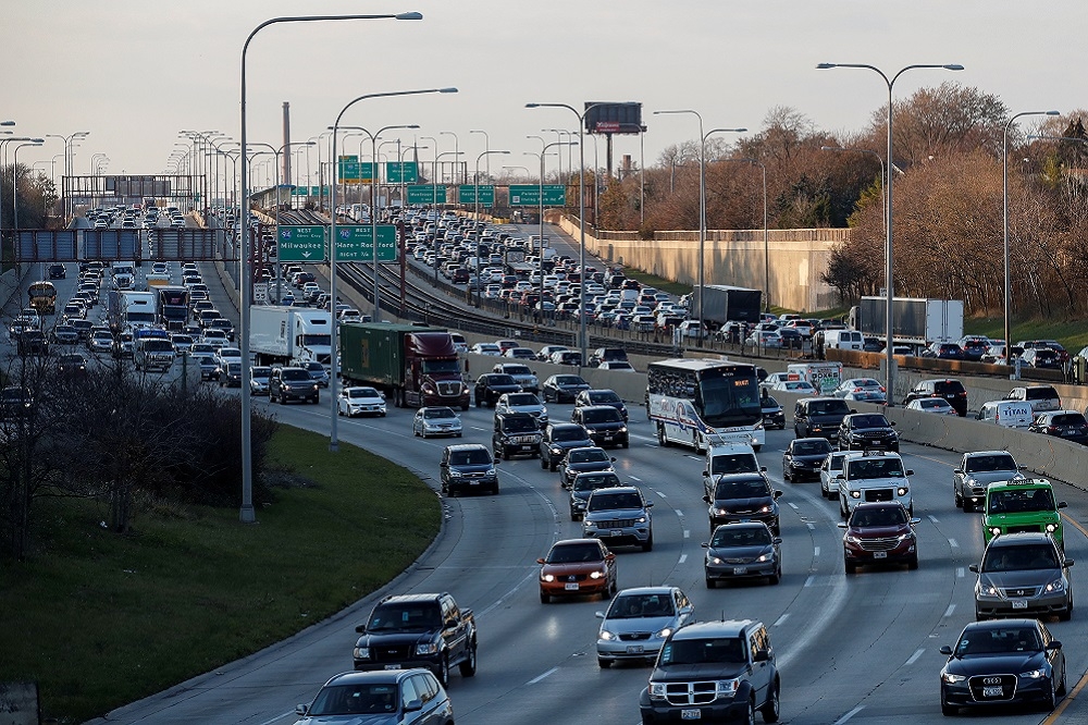美國聯邦與州政府正因為歐巴馬時期的汽車「平均燃料效能標準」政策將持不下。（湯森路透）