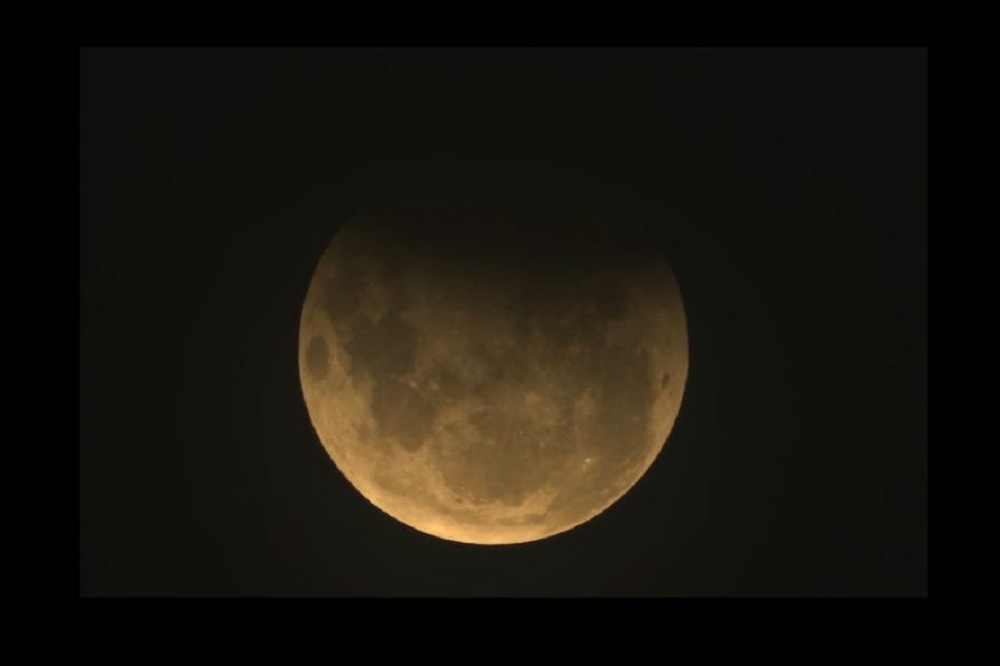 月亮前所見之月食景象模擬圖，本次天象將會是今年台灣唯一可見月偏食。（取自台北市立天文館官網）