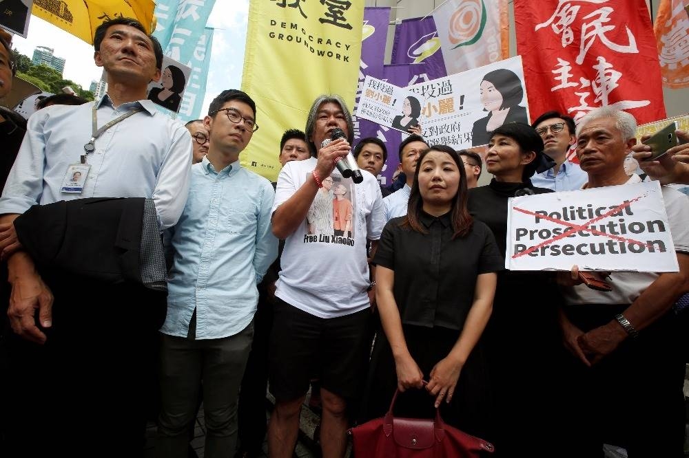 姚松炎、羅冠聰、梁國雄及劉小麗（由左至右）在香港最高法院門外抗議。（湯森路透）