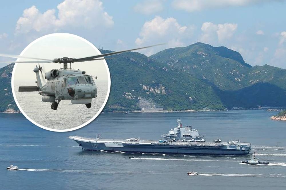 中國遼寧號航艦2016年底首度東繞台灣，海軍S-70C反潛直升機近距離拍照，當時遼寧艦還整齊編隊配合，使得海軍反潛直升機與遼寧艦群有了短暫接觸。（畫面合成／湯森路透、國防部提供）