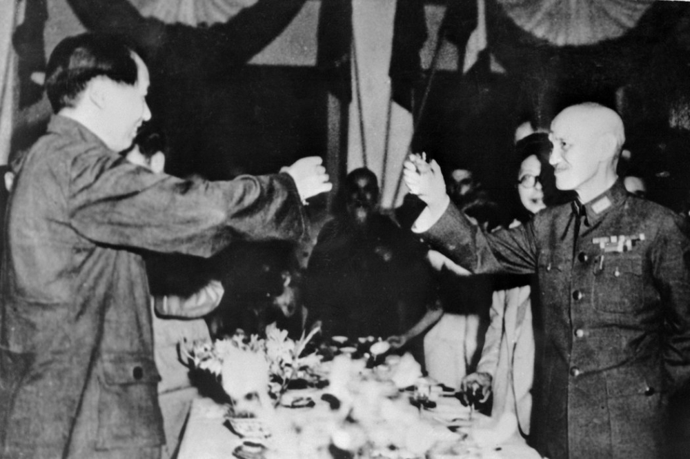 1945年9月在中國重慶，毛澤東和蔣介石舉杯慶祝抗戰勝利。 （圖片摘自網路）
