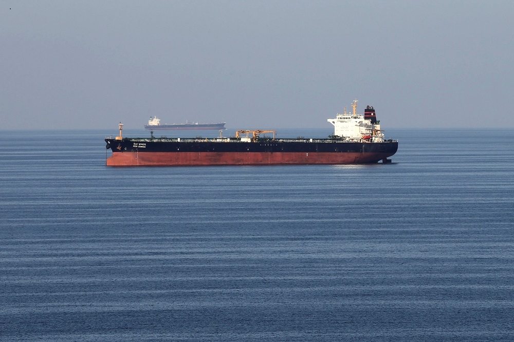 由伊朗與阿曼共管的荷莫茲海峽，是全球重要原油運輸航道。（湯森路透）
