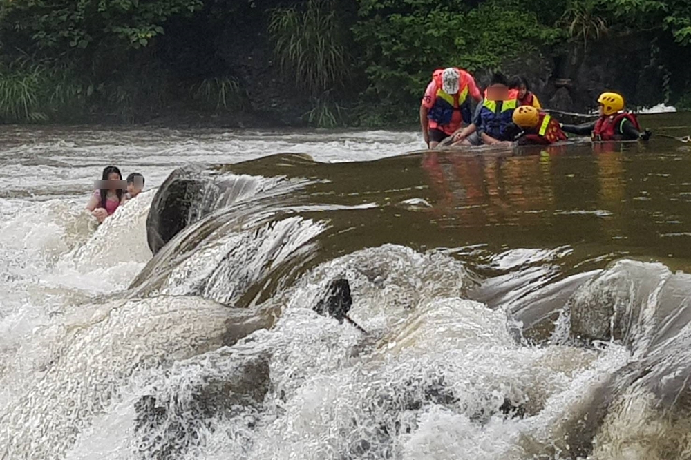 11日下午新北市坪林區露營區上德村附近，因溪水暴漲而發生戲水意外，共有9人受困，其中4人落水並有1人失蹤。