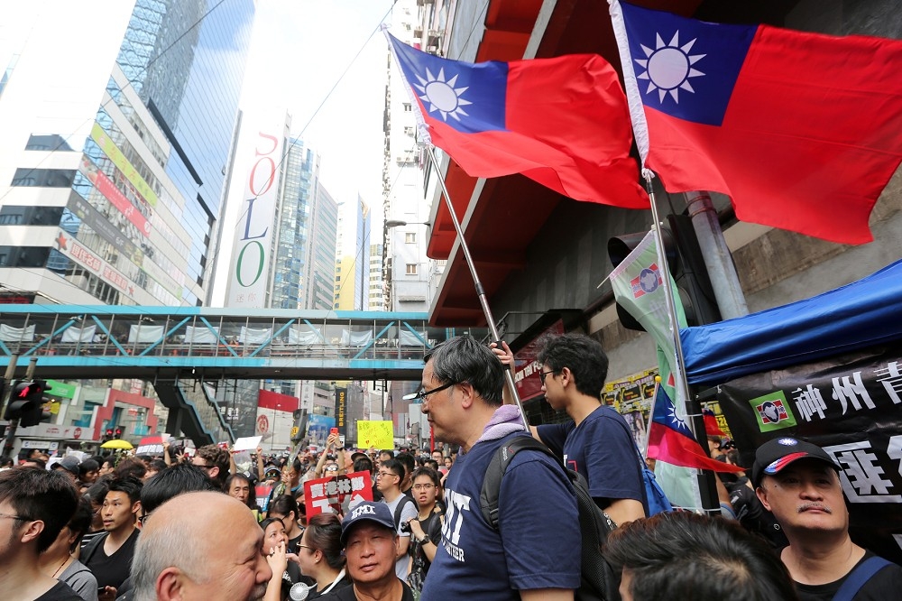 香港反送中的大遊行一度出現了好幾面中華民國台灣的國旗，正是因為它象徵華人也值得民主憲政的生活，成為香港人「民主的燈塔」。（湯森路透）