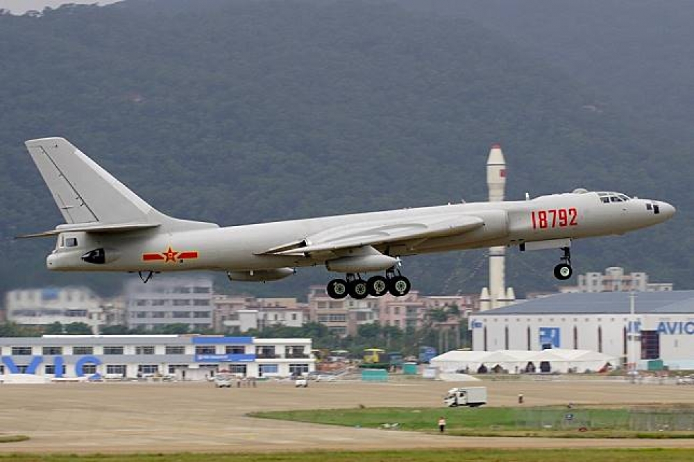 國防部13日下午1時表示，中國13日上午7時有兩批轟六型機進行遠海長航訓練活動，但均於我國防空識別區外。（翻攝自AIRLINES網站）