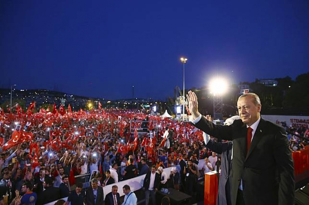土耳其總統艾爾多安15日於伊斯坦堡發表軍事政變一周年演說。（美聯社）