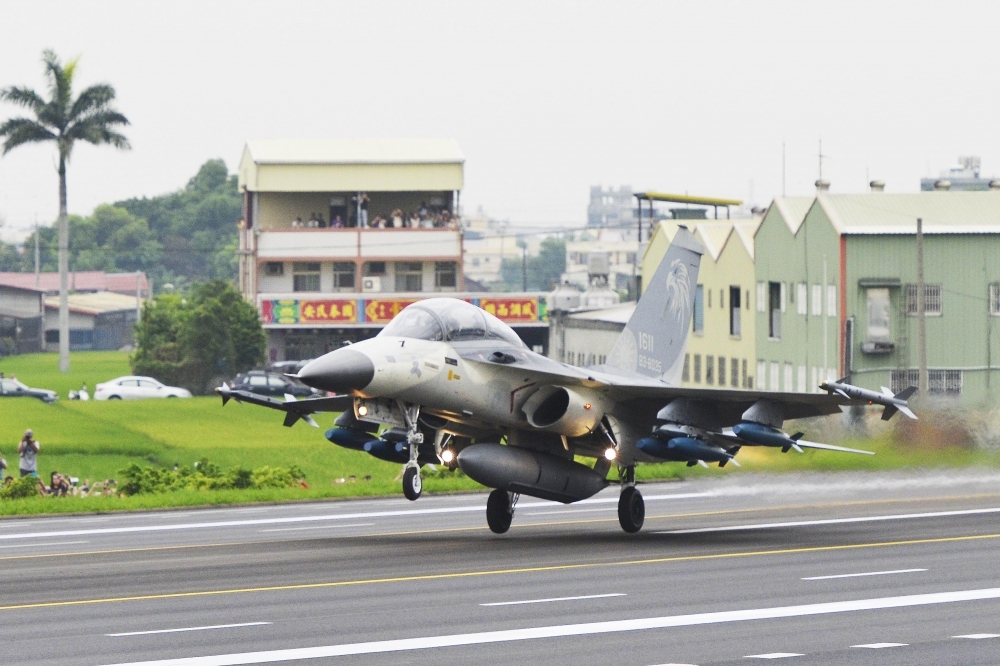 空軍一架清泉崗基地編號1436的IDF戰機，11日下午起落架系統故障，約5點降落清泉崗機場，圖非故障戰機。（資料照片／李智為攝）