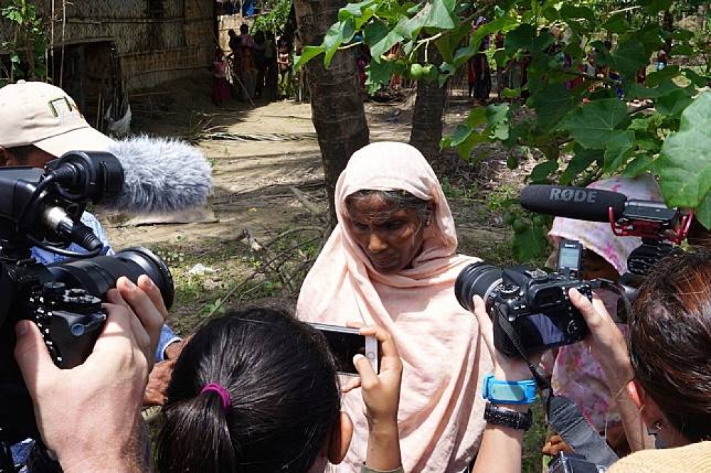緬甸的村民向記者哭訴遭軍方惡劣對待。（湯森路透）