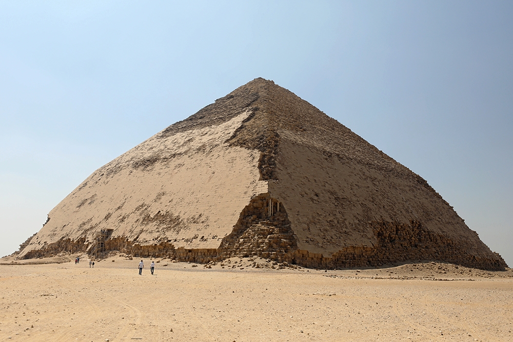 埃及旅遊局54年來，再次開放「彎曲金字塔」讓旅客入內參觀。（湯森路透）