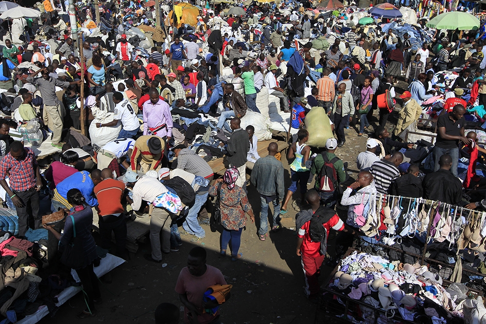 數十年來，肯亞吉康巴露天市集一直是著名的二手衣服市場。（湯森路透）