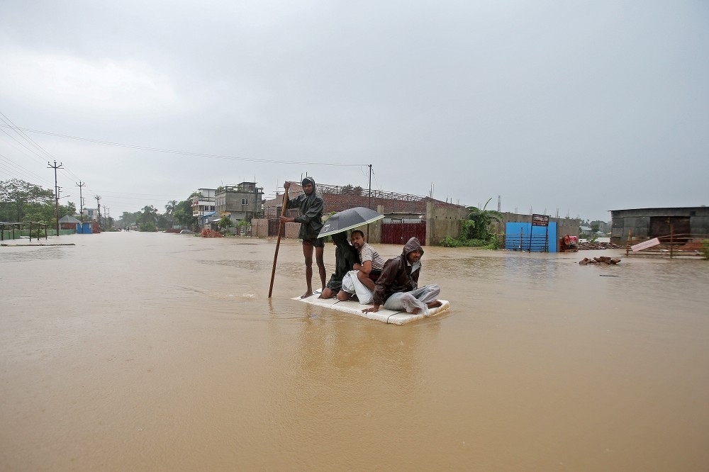 印度雨季帶來的豪雨造成各地水災。（湯森路透）