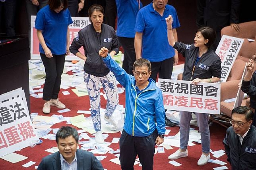 立法院今召開第二次臨時會，審查前瞻基礎建設計畫特別預算案，國民黨立委佔據發言台並鳴汽笛。（攝影：李昆翰）
