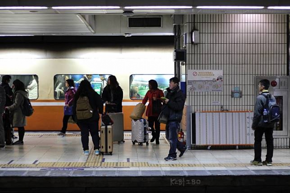 台北車站為防止有心人士逃票，將計畫最快8月公布新的月台證制度，排除比照電子票證罰則，超時同站進出就會有巨額扣款。圖為示意圖非當事人。（攝影：李隆揆）