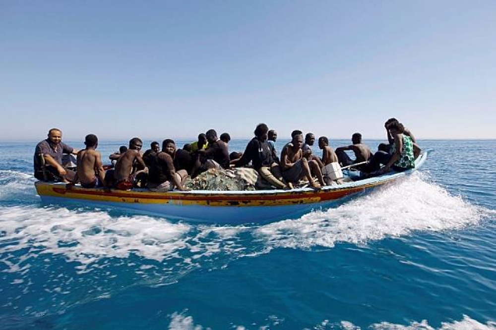 歐盟為杜絕人口走私集團繼續偷渡移民，決定限制橡皮艇和馬達出口至利比亞。（湯森路透）