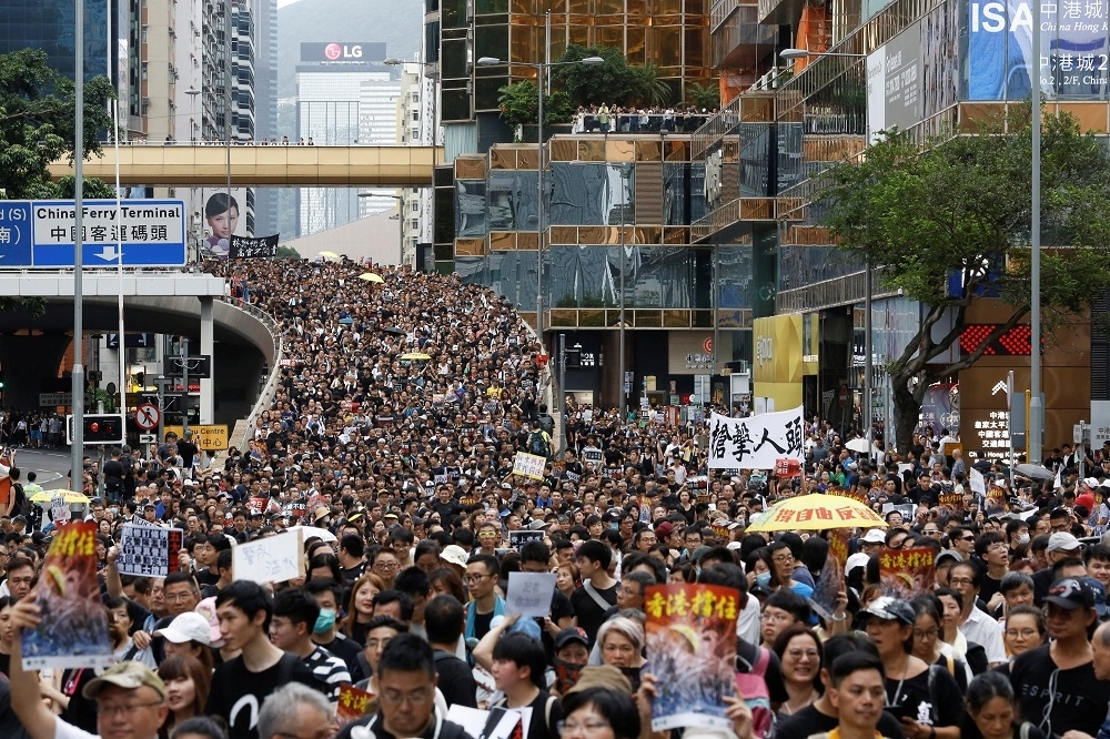 香港各界支持《香港人權與民主法案》之聲有增無減，是新加坡前外交官比拉哈里所持｢香港乃國際孤兒｣假說所不能解釋的事。（湯森路透）